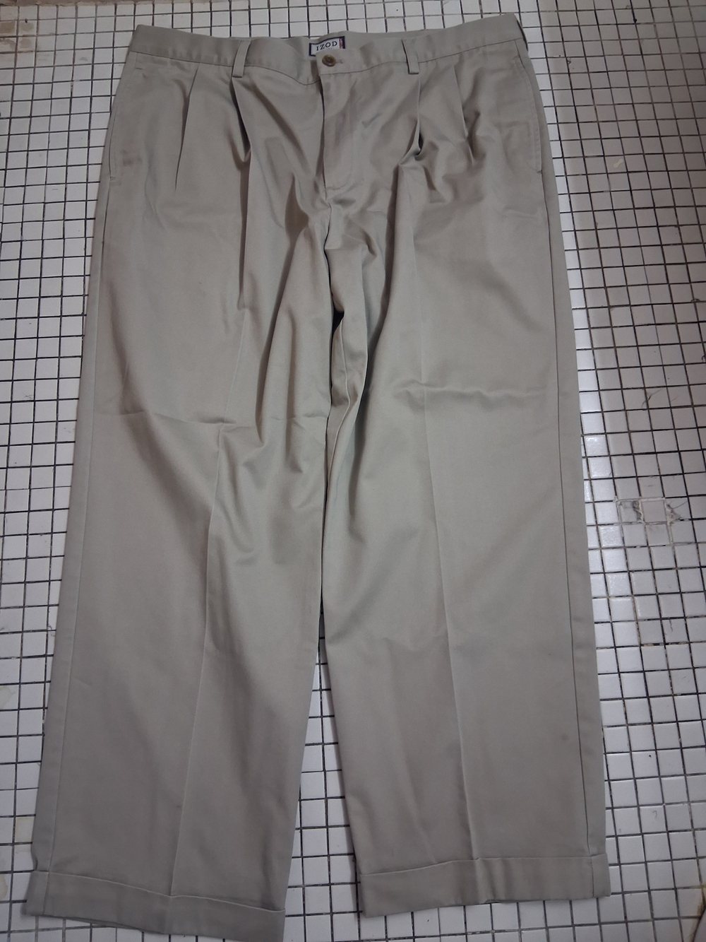 Izod 42X30 Men's Pleated Chino Pants in Light Khaki
